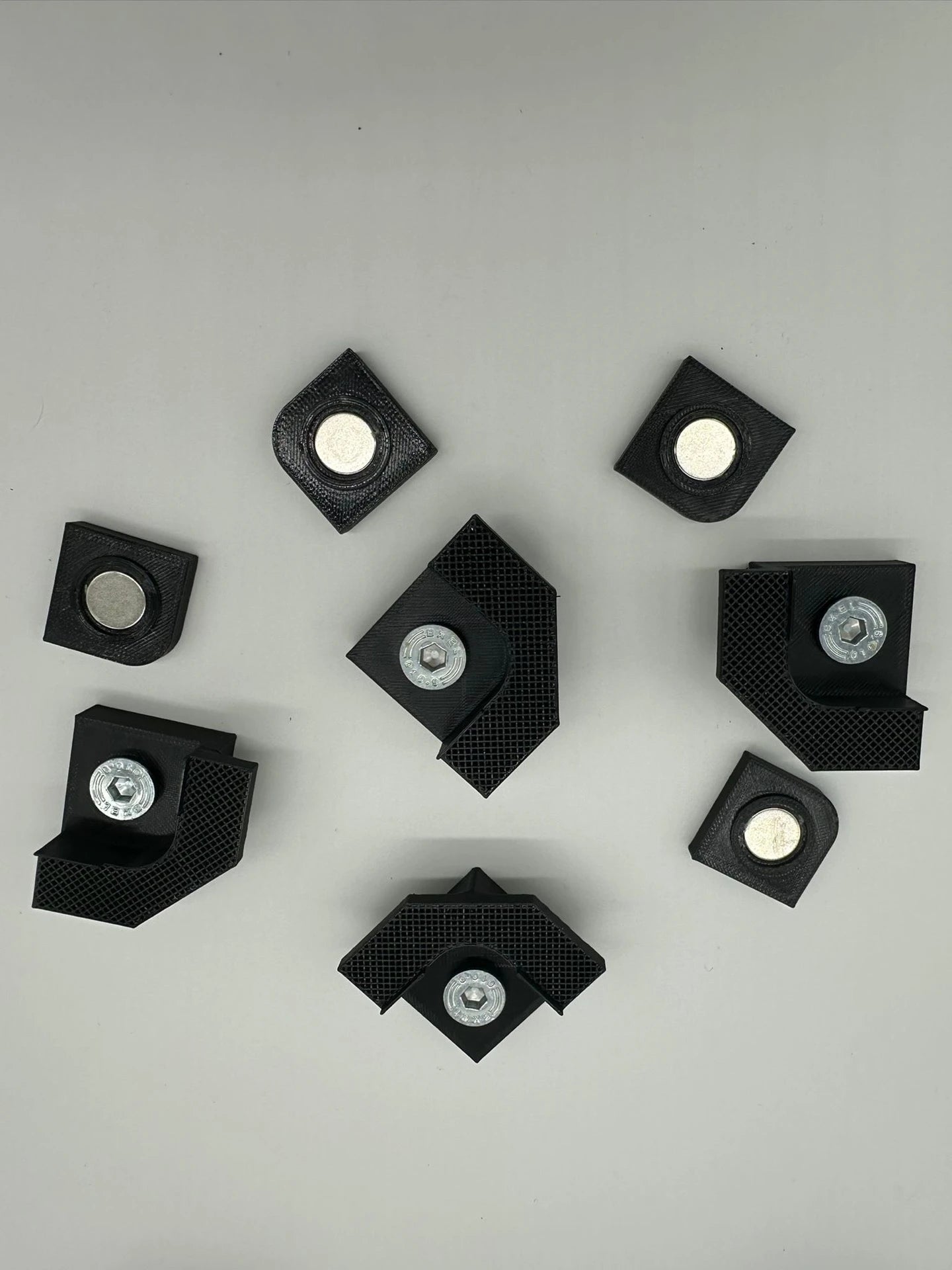 Sistema magnetico per porta d'ispezione ad angolo dritto