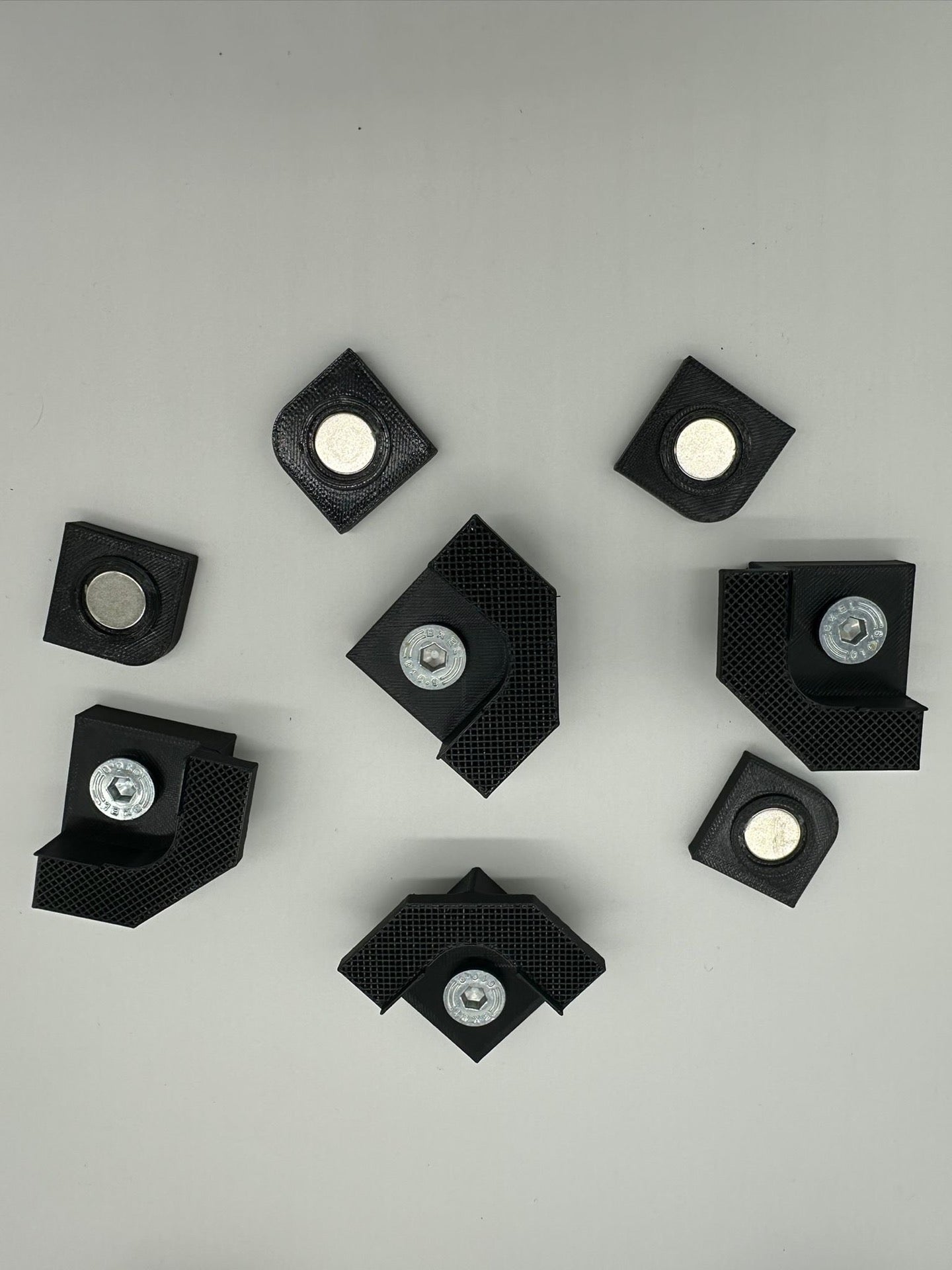 Sistema magnetico per porte di ispezione ad angolo tondo